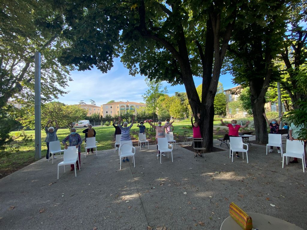 Séance de gym avec les résidents Occitalia de l'Orangerie du Château Levât