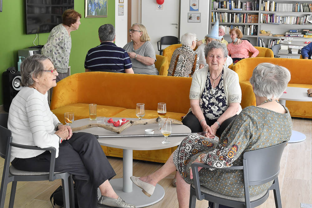 Des résidentes de l'Apogée en pleine discussion lors de l'apéritif hebdomadaire