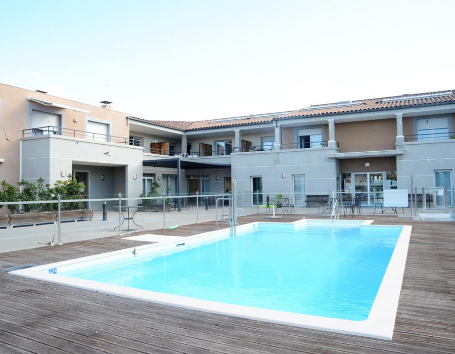 piscine location logement senior poussan Occitalia