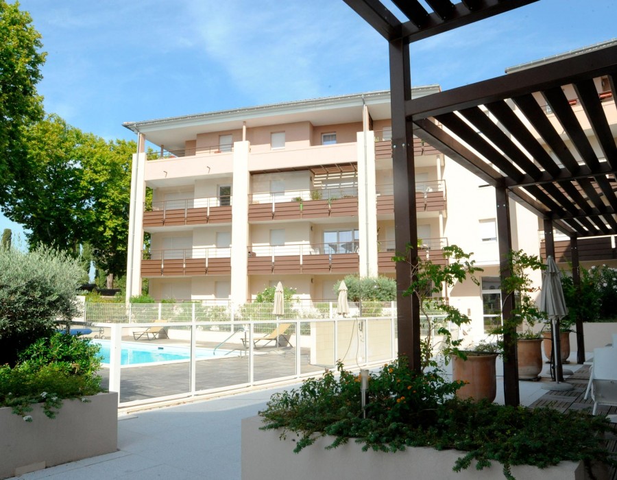 Le Domaine d'Ucetia Piscine Seniors